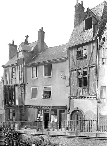 Façade à pans de bois sur rue. Commerces