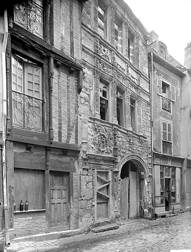 Façade sur rue, vue générale de la maison et de celle contiguë à pans de bois