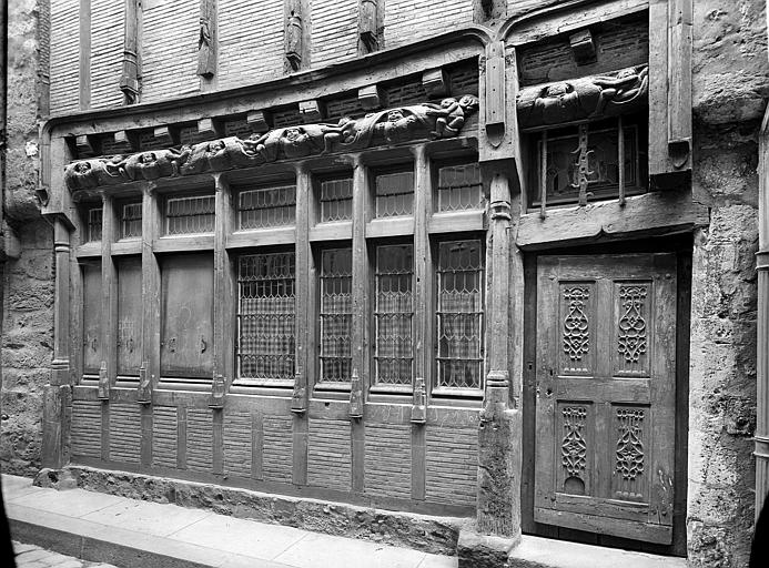 Façade sur rue à pans de bois, rez-de-chaussée. Frise en bois sculptée