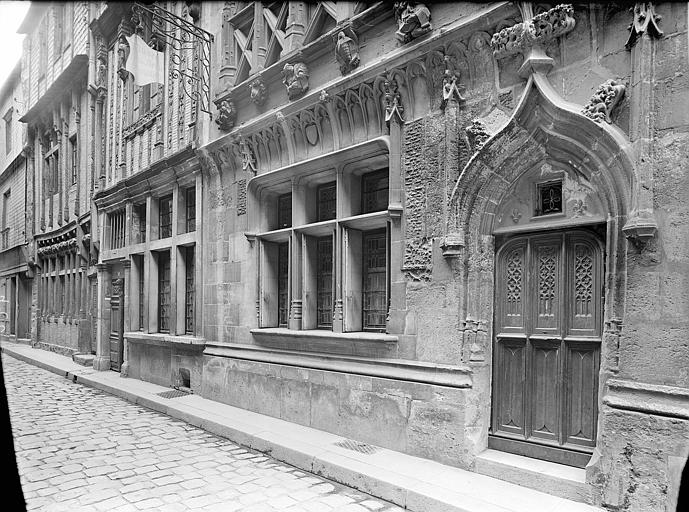 Façade sur rue en pierre de taille au premier plan et à pans de bois à l'arrière-plan