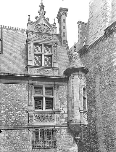 Détail de la façade donnant sur la place. Fenêtres des premier et deuxième étages et tourelle d'angle dominant un escalier