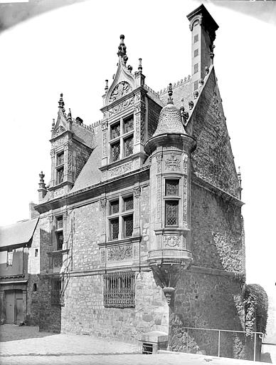 Vue d'ensemble de la façade donnant sur la place. Escalier sur la droite