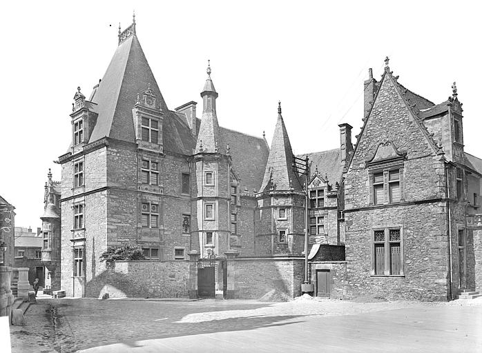 Vue d'ensemble, façade sur cour et enceinte donnant sur la place