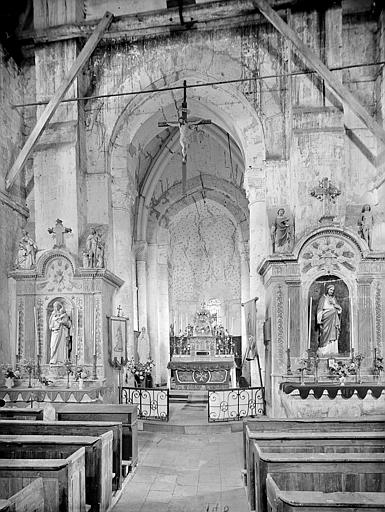 Vue intérieure du choeur. Statues