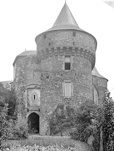 Châtelet d'entrée percé d'une arcade en tiers-point