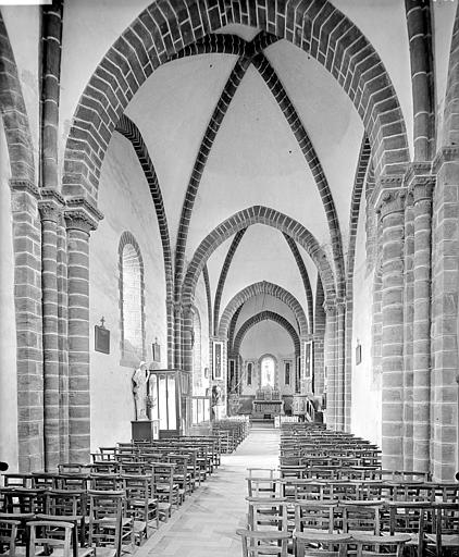 Vue intérieure de la nef vers le choeur