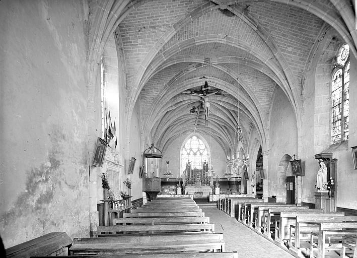 Vue intérieure de la nef vers le choeur