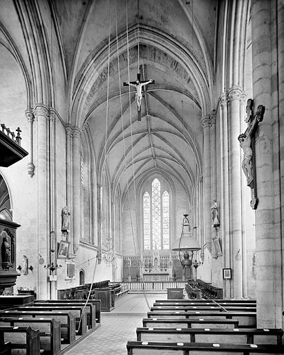 Vue intérieure du choeur. Christ en croix