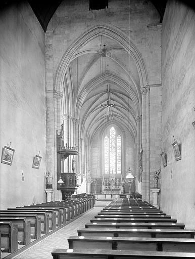 Vue intérieure de la nef vers le choeur. Chaire à prêcher. Statues