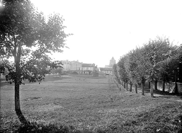 Promenades, côté sud. Vue vers la ville et l'église