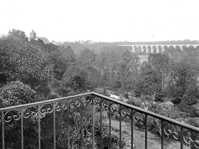 Paysage : Champ de foire, promenades avec vue sur le viaduc et la vallée. Eglise Notre-Dame-et-Saint-Junien dans le fond