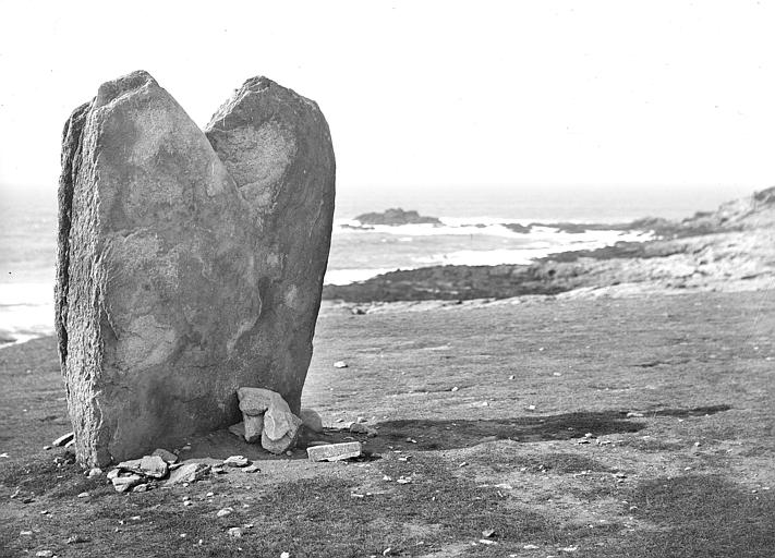 Menhir face à l'océan Atlantique, côté sud-ouest