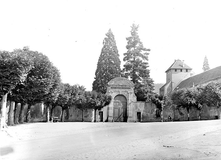 Porte d'entrée et enceinte donnant sur la place d'Hallencourt. Ancien musée d'histoire naturelle