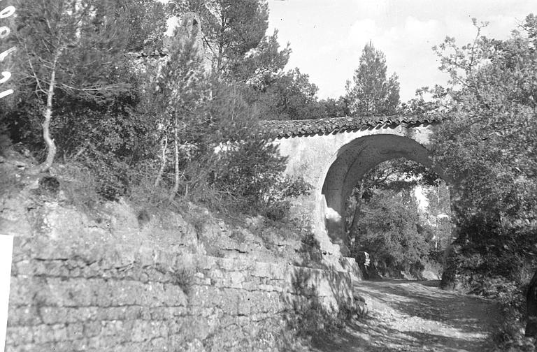 Porche et façade de la chapelle vus depuis la route, au nord, vue rapprochée