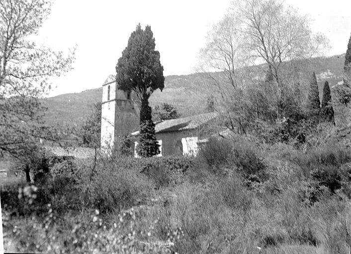 Vue éloignée de l'ensemble sud-est : Clocher