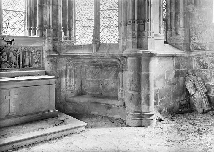 Chapelle Saint-Hubert : Vue intérieure du soubassement des fenêtres de l'abside. Retable, bas-relief : Chasse de saint Hubert