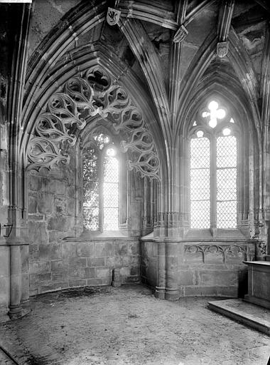 Chapelle Saint-Hubert : Vue intérieure. Arcade ornée du choeur. Voûte