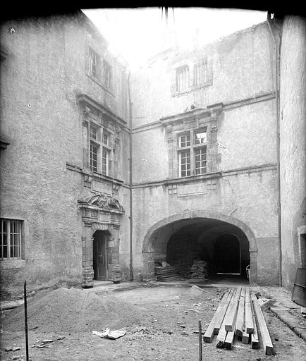 Cour intérieure : Porte d'entrée et porche