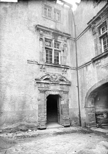 Cour intérieure : Porte d'entrée