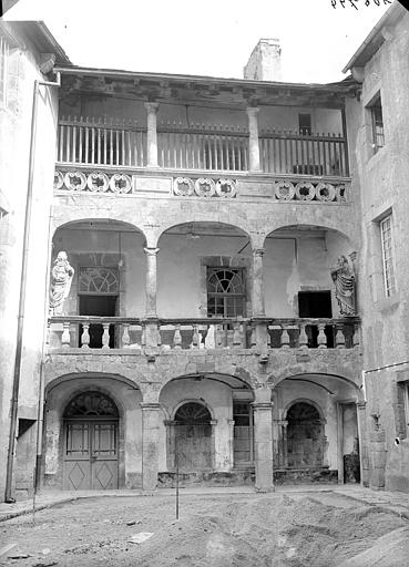 Cour intérieure : Galeries hautes ornées de statues