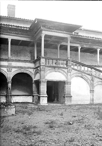 Cour intérieure : Aile avec grand escalier. puits