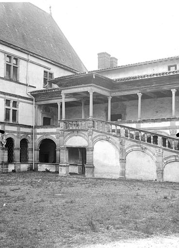 Cour intérieure : Aile avec grand escalier