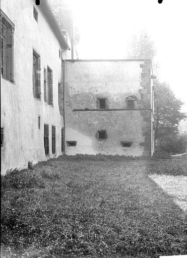 Bâtiment face à la rotonde, façade