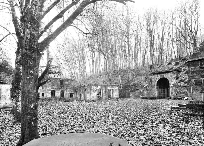 Vue depuis la cour : entrée de la fontaine et bâtiments en ruines. Site de Saint-Valbert