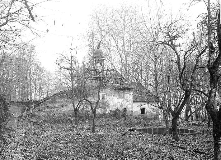 Bâtiments en ruines. Site de Saint-Valbert