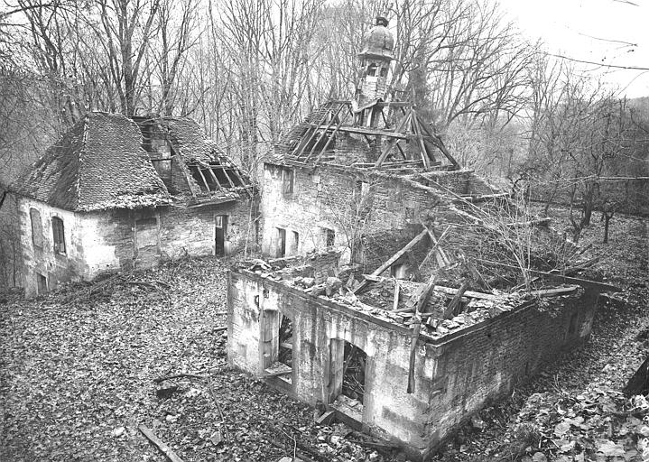 Bâtiments en ruines. Site de Saint-Valbert