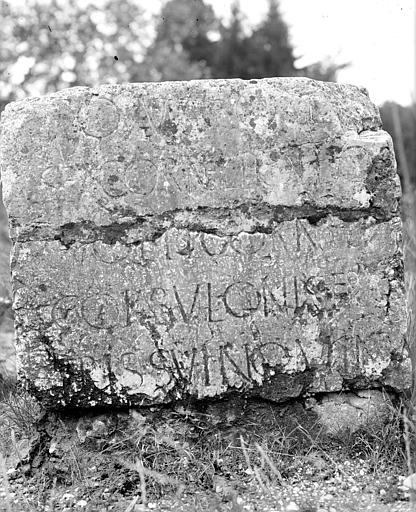 Plaque commémorative. Inscription romaine dédicatoire à Jupiter de Sex CorneliusPollio en son nom et au nom de son frère L. Cornelius Corbulo. Taillée dans du calcaire