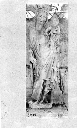 Statue en pierre polychrome : Vierge à l'Enfant. Vierge debout, couronnée, cambrée à droite, la main droite abaissée tenant un sceptre brisé. Sur son bras gauche, l'Enfant, le buste nu, tenant une colombe - © Ministère de la Culture (France), Médiathèque du patrimoine et de la photographie, diffusion RMN-GP