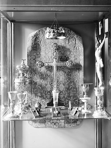 Présentation du trésor. Calices (5), ciboire, pyxide, croix pectorales, reliquaires de la Sainte Epine, reliquaire-pendentif figurant la tête de Jean-Baptiste, vase, couronne et croix reliquaires du Paraclet, chasuble de Mgr de Machault, Christ en croix - © Ministère de la Culture (France), Médiathèque du patrimoine et de la photographie, diffusion RMN-GP