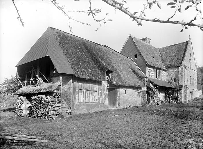 Ensemble sud-ouest de la maison à pans de bois : Salle de réception à l'ouest