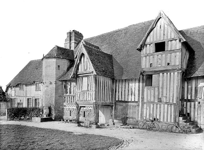 Façade principale à pans de bois du logis