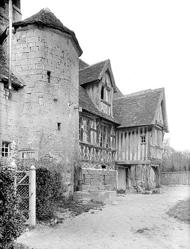 Façade principale à pans de bois du logis