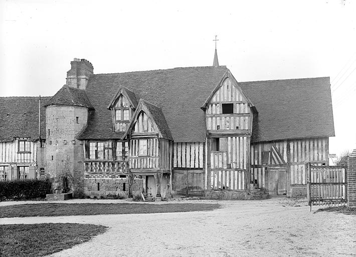 Façade principale à pans de bois du logis