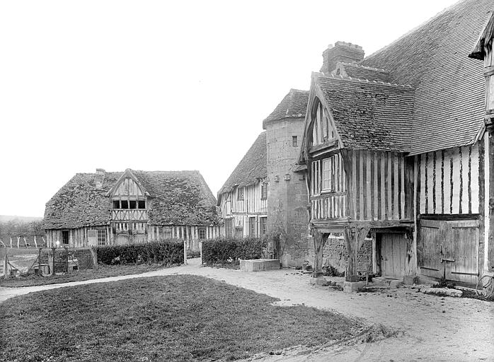 Manoir vu depuis la cour : Logis et dépendance