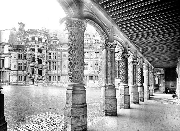 Aile François 1er et grand escalier vus depuis la colonnade du rez-de-chaussée de l'aile Louis XII. Vue intérieure de la colonnade depuis le sud