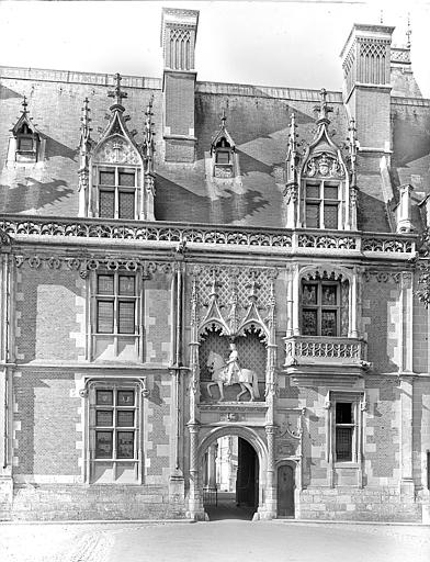 Aile Louis XII, façade est sur la place du château, moitié nord : Statue équestre de Louis XII surmontant l'entrée principale