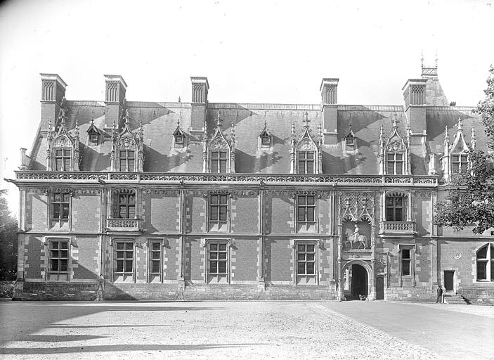 Aile Louis XII, ensemble est sur la place du château : Statue équestre de Louis XII surmontant l'entrée principale et vue d'ensemble de l'aile