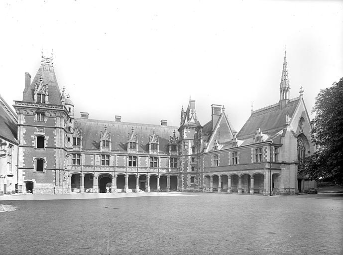 Vue d'ensemble sur la cour d'honneur depuis l'ouest : Ensemble ouest de l'aile Louis XII et ensemble nord de la galerie de Charles d'Orléans. Chapelle