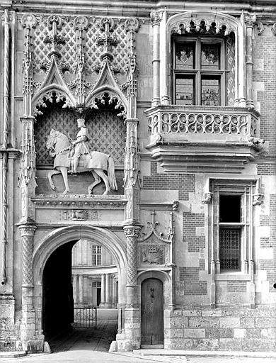 Aile Louis XII, entrée principale de la façade est sur la place du château : Statue équestre de Louis XII surmontant l'entrée