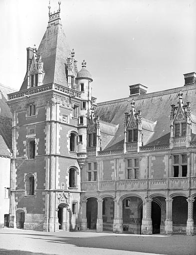 Détail de l'aile Louis XII côté cour d'honneur : Tourelle d'angle nord et colonnade