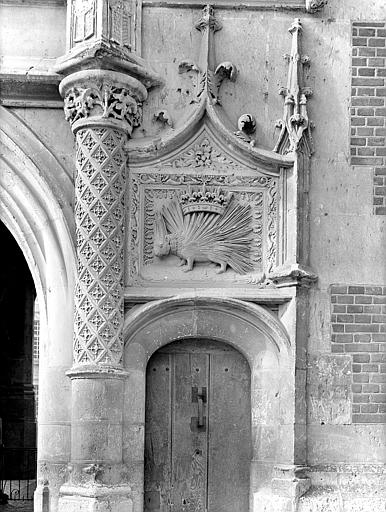 Aile Louis XII, entrée principale de la façade est sur la place du château. Bas-relief en forme de porc-épic surmontant la porte