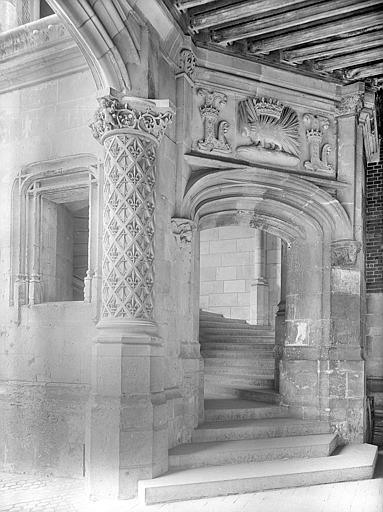 Vue intérieure de la colonnade de l'aile Louis XII : Mur nord, départ d'escalier et ouverture surmontée d'un bas-relief en forme de porc-épic