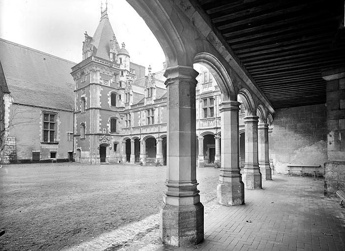 Vue intérieure de la galerie de Charles d'Orléans vers l'est. Façade ouest de l'aile Louis XII et tourelle de l'angle nord