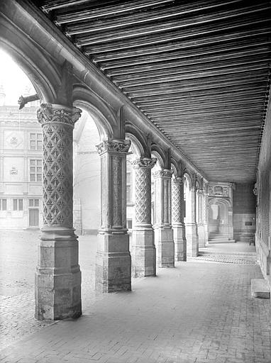 Vue intérieure de la colonnade de l'aile Louis XII vers le nord