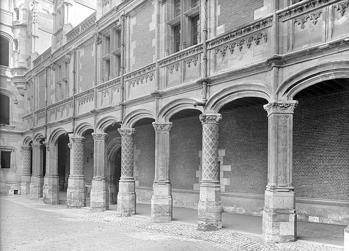 Vue extérieure de la colonnade de l'aile Louis XII, façade ouest