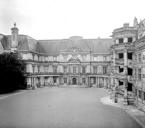 Ailes Gaston d'Orléans et François 1er, ensemble sur cour vu depuis un étage de l'aile Louis XII